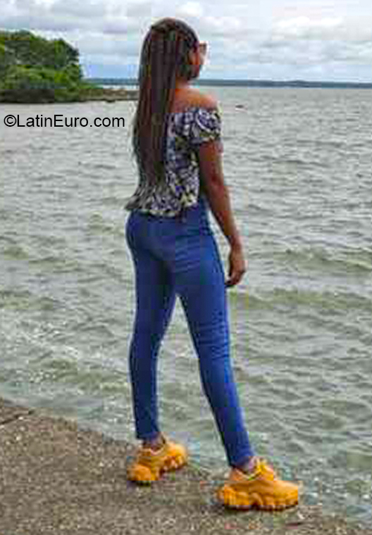 Date this athletic Colombia girl Mar from Cali CO30841