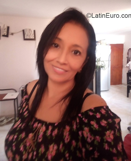 Date this gorgeous Colombia girl Shyrli from Barranquilla CO30046