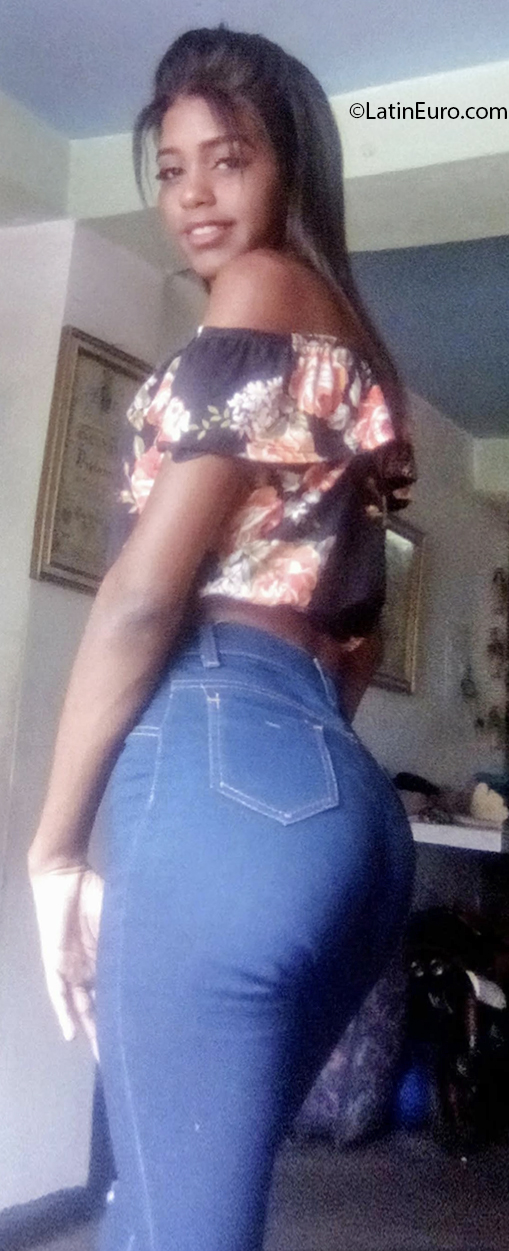 Date this funny Venezuela girl Andrea from Caracas VE3921