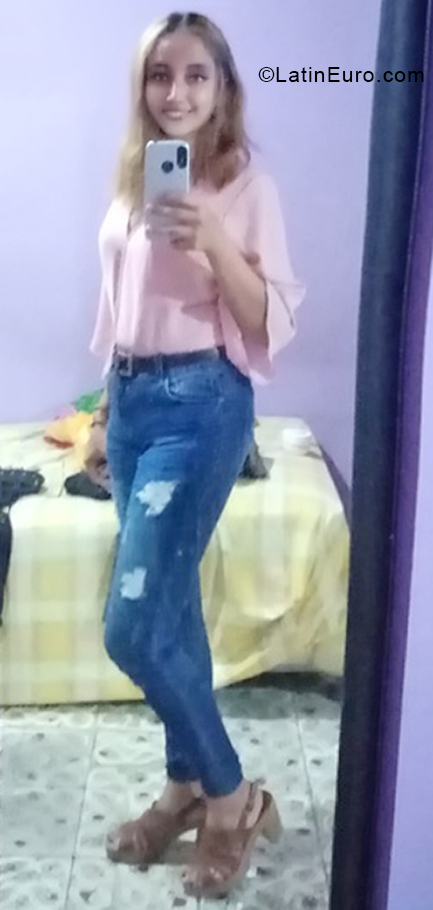 Date this sensual El Salvador girl Fatima from San Salvador SV166