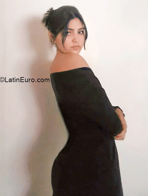Date this charming Argentina girl Mel from Buenos Aires AR750