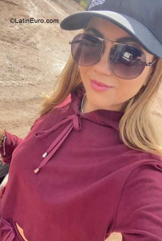 Date this sensual Colombia girl Lorely from  CO30402