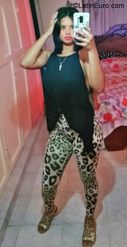 Date this happy Dominican Republic girl Yerlin from Santo Domingo DO40755
