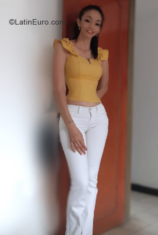 Date this sensual Colombia girl Yamile from Cali CO30474