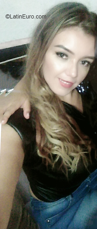 Date this good-looking Colombia girl Andrea from Bogota CO30530