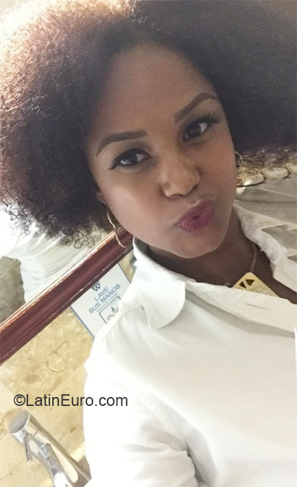 Date this nice looking Dominican Republic girl Esther from Santo Domingo DO40019