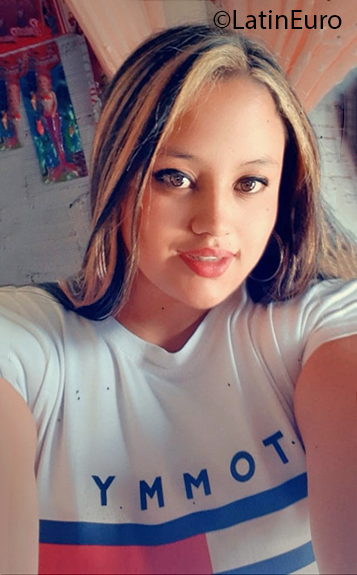 Date this happy Colombia girl Kenly from El Carmen De Viboral CO30779
