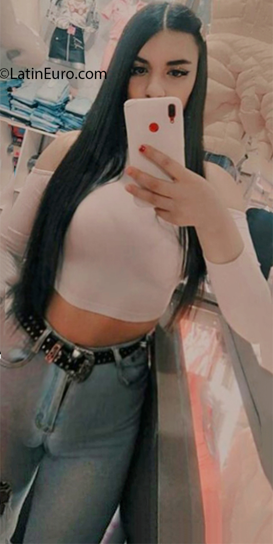 Date this nice looking Colombia girl Valentina from Bogota CO30609