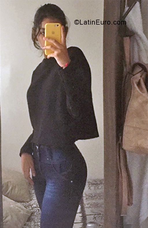 Date this sensual Colombia girl Natalia from Bogota CO30621