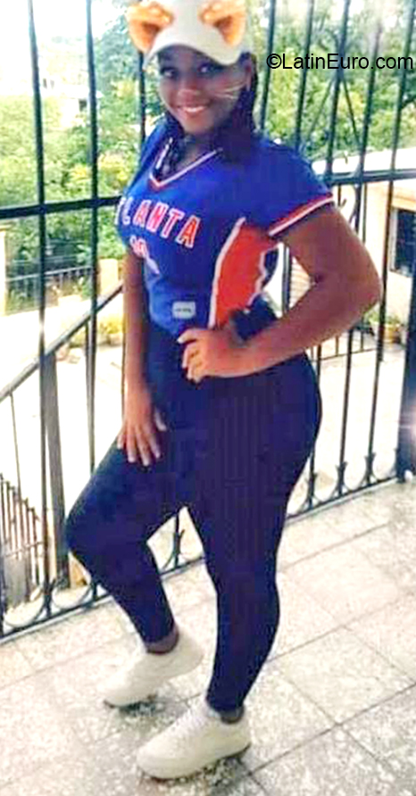 Date this hard body Dominican Republic girl Ambar from Santos Domingo DO40088