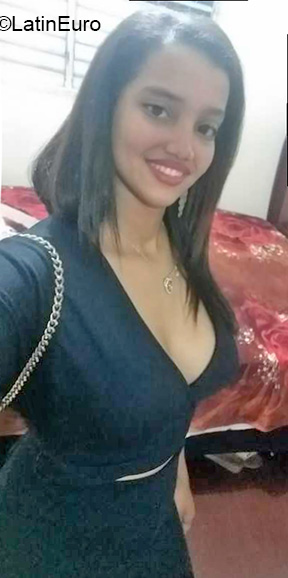 Date this nice looking Dominican Republic girl Darelis from Santo Domingo DO40099