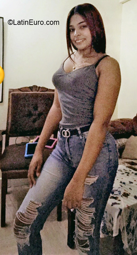 Date this nice looking Dominican Republic girl Vianelys from Santiago DO40227