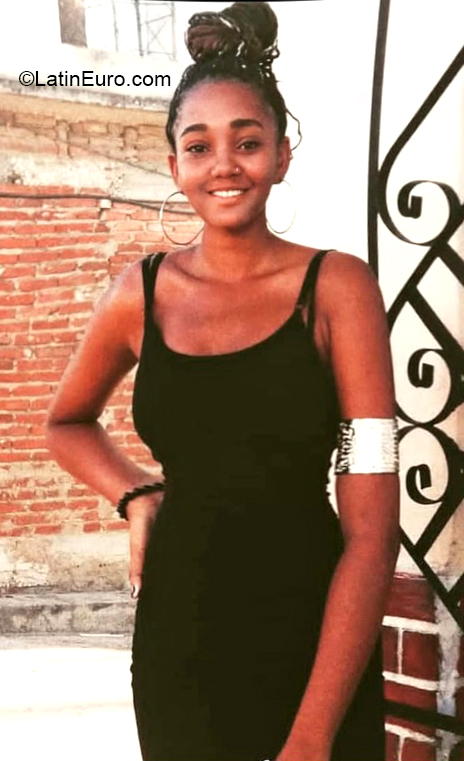 Date this gorgeous Cuba girl Naomi from Santi Spiritus CU790