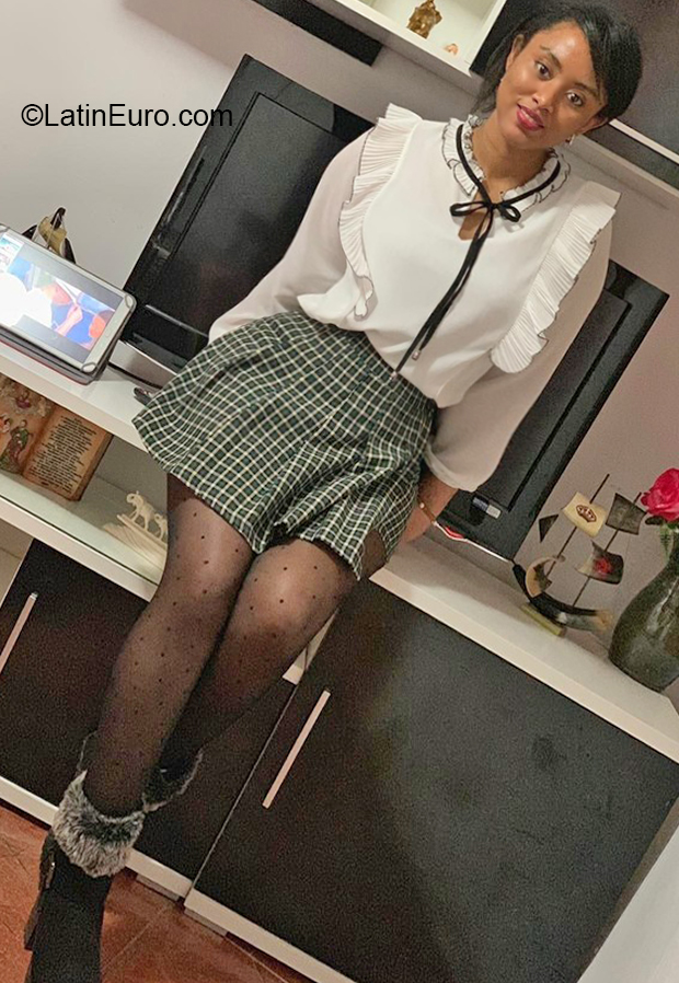 Date this funny Spain girl Luca from Madrid ES652