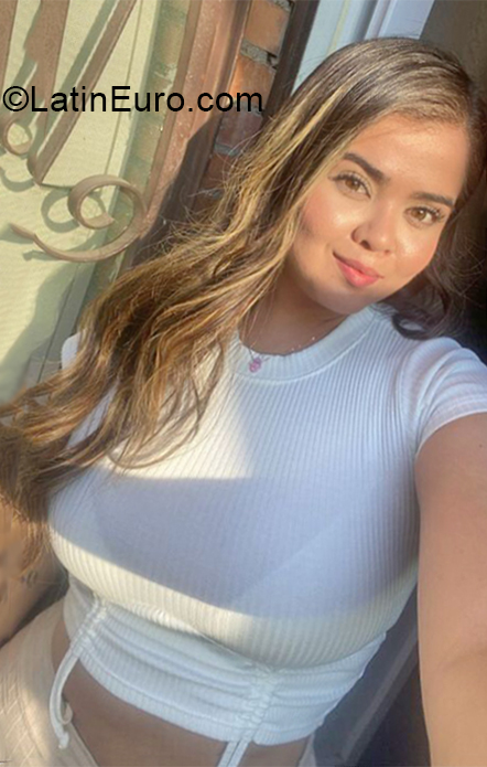 Date this nice looking Italy girl Aria from Roma IT357