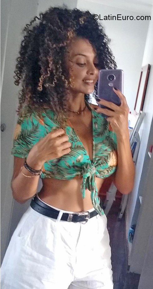 Date this charming Brazil girl Maria from Brasilia BR11442