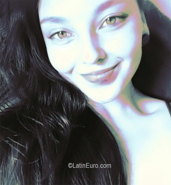 Date this nice looking Colombia girl Andrea from Chia CO30828
