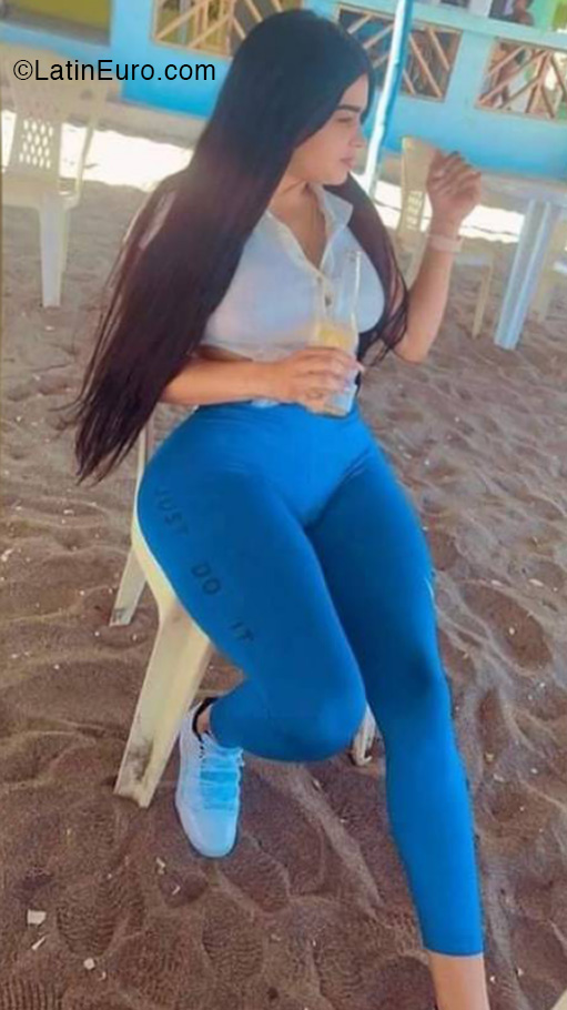 Date this gorgeous Dominican Republic girl Yoadelis from Santo Domingo DO40255