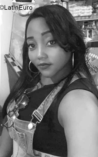 Date this funny Dominican Republic girl Indhira from Santo Domingo DO40264