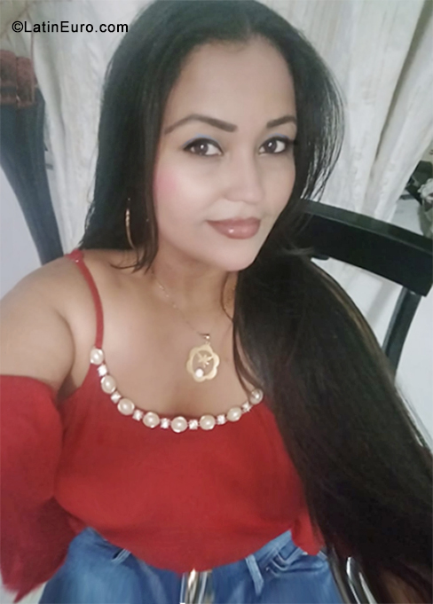 Date this beautiful Colombia girl Giselle from Santa Marta CO30936
