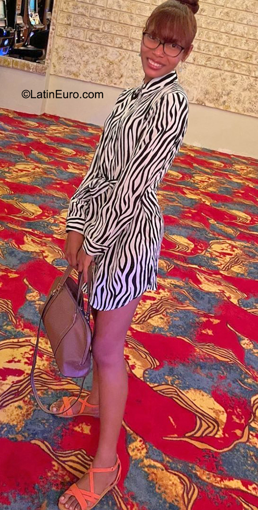 Date this happy Dominican Republic girl Yafreisy from Santo Domingo DO40304