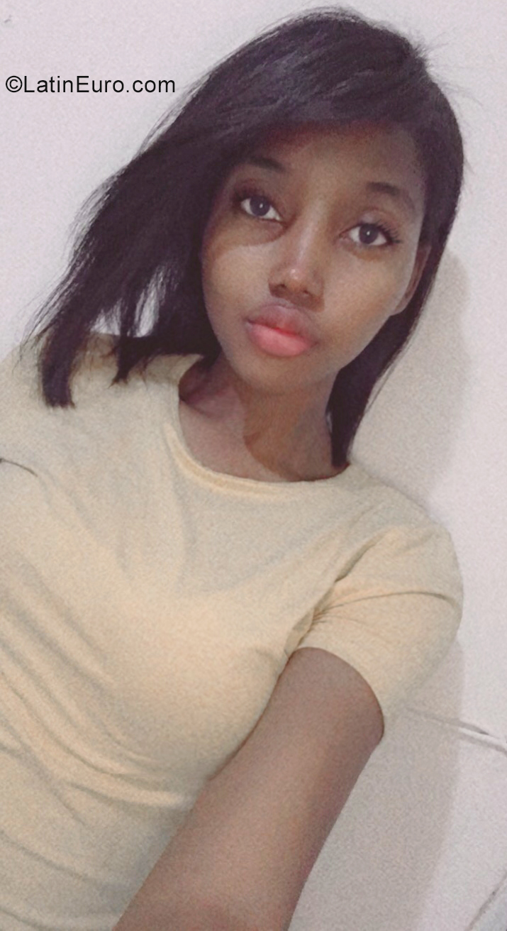 Date this foxy Dominican Republic girl Debora from Santo Domingo DO40356