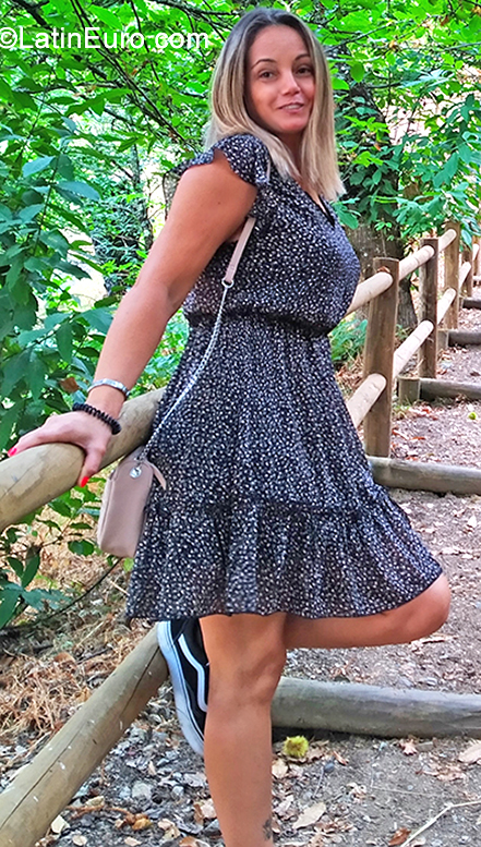 Date this voluptuous Portugal girl Cristiane from Lisbon PT98