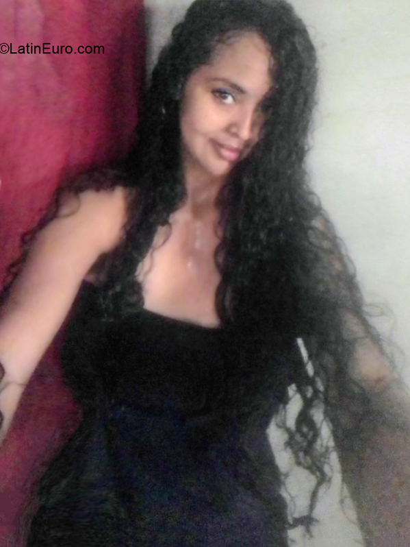 Date this sensual Dominican Republic girl Karina from Santo Domingo DO40415