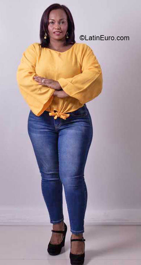 Date this sensual Dominican Republic girl Alfonsina from Santiago De Los Caballeros DO40681