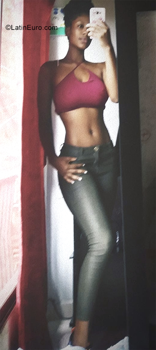 Date this sultry Colombia girl Aricela from Medellin CO31190