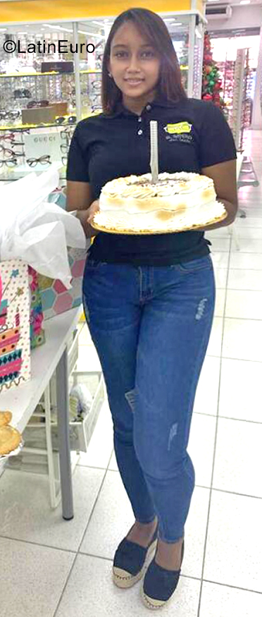 Date this nice looking Dominican Republic girl Jazmin Reyes from Santo Domingo DO40475