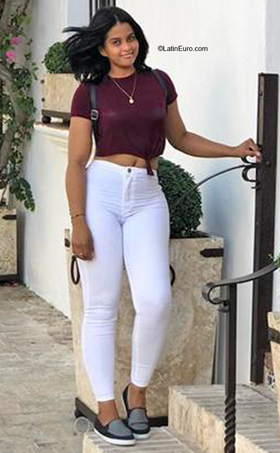 Date this beautiful Dominican Republic girl Yanmi from Santo Domingo DO40517