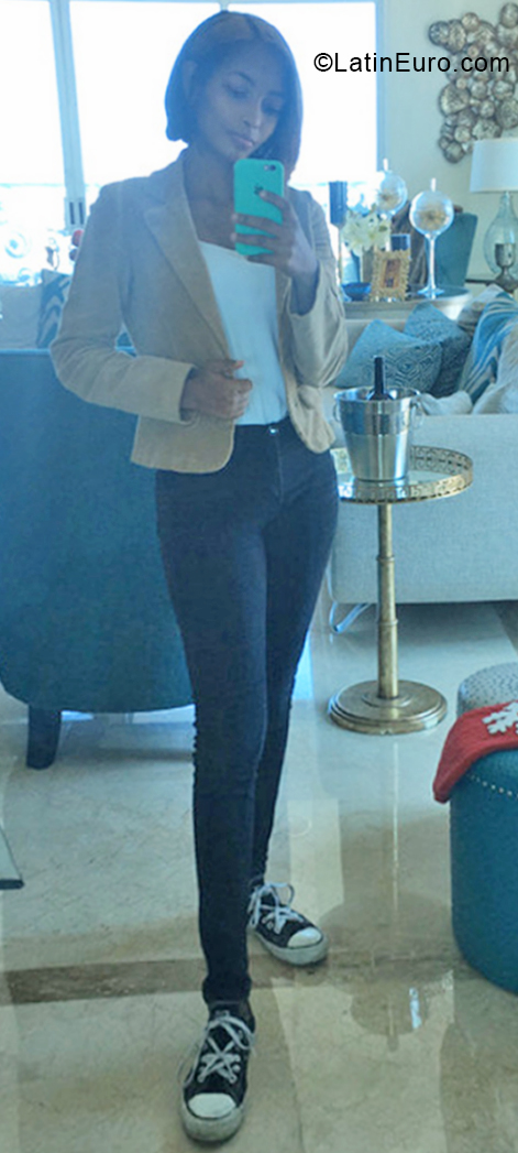 Date this stunning Dominican Republic girl Perla from Santo Domingo DO55327