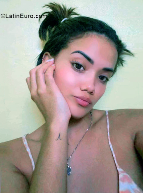 Date this good-looking Dominican Republic girl Key from Santo Domingo DO40675