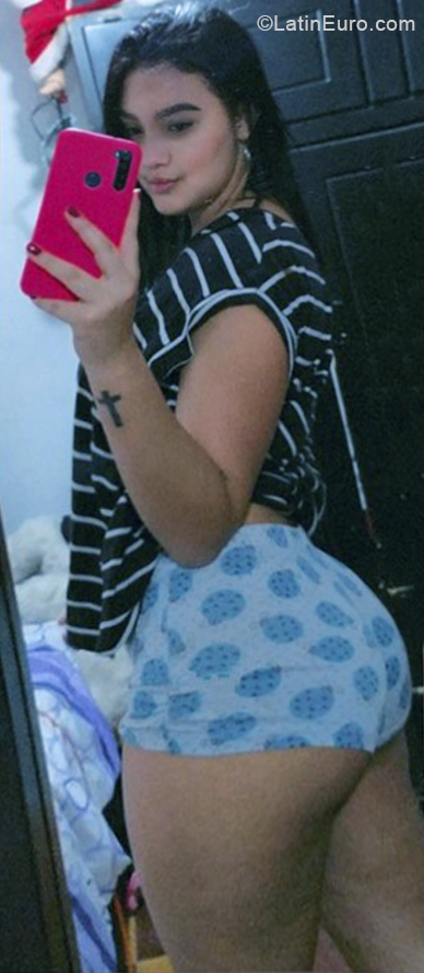 Date this foxy Colombia girl Carolina from Medellin CO31506