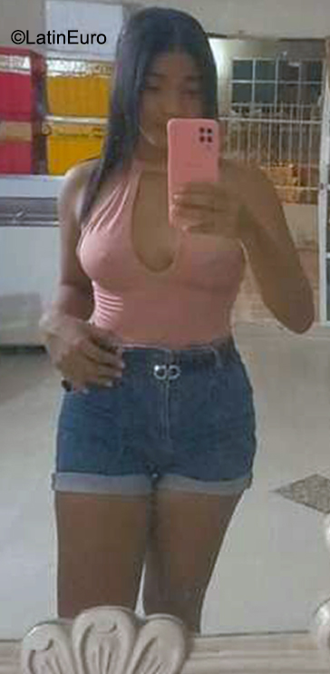Date this attractive Colombia girl Aura from Cartagena De Indias CO31577