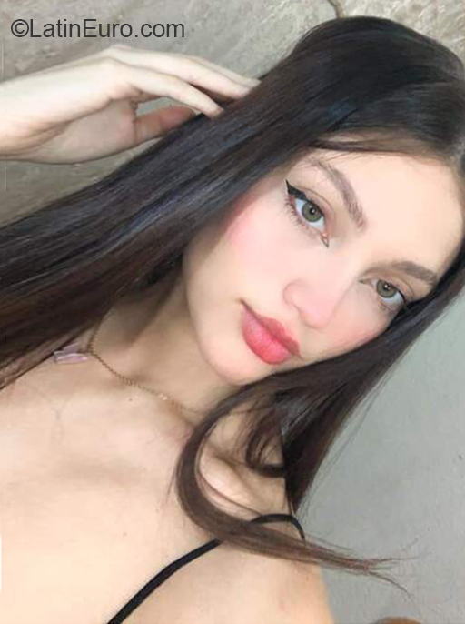 Date this sensual Colombia girl Valentina from Cali CO31744