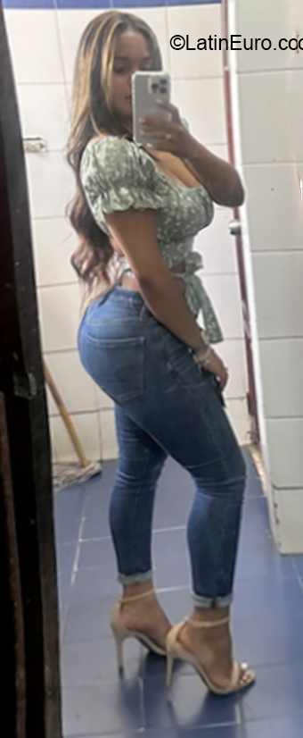 Date this sensual Dominican Republic girl Luna from Santo Domingo DO40823