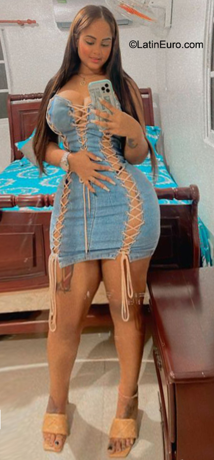 Date this beautiful Dominican Republic girl Cristal from Santo Domingo DO40854