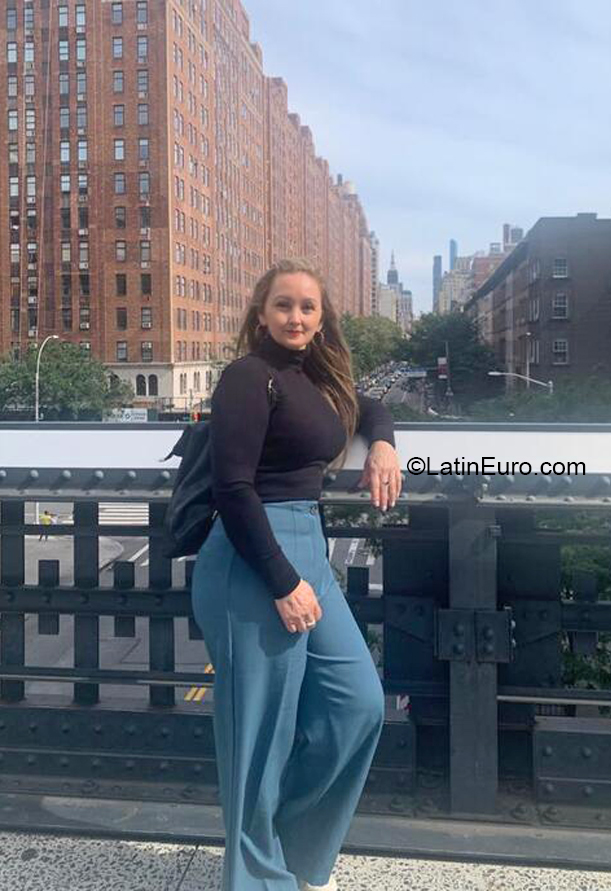 Date this gorgeous Colombia girl Lesly from Armenia CO32059