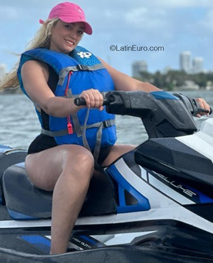 Date this voluptuous Dominican Republic girl Desiree from Santo Domingo DO41078