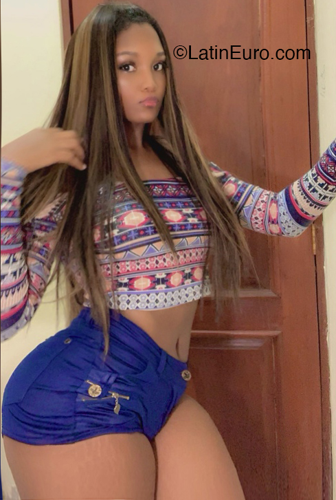 Date this voluptuous Dominican Republic girl Nica from Santo Domingo DO47519
