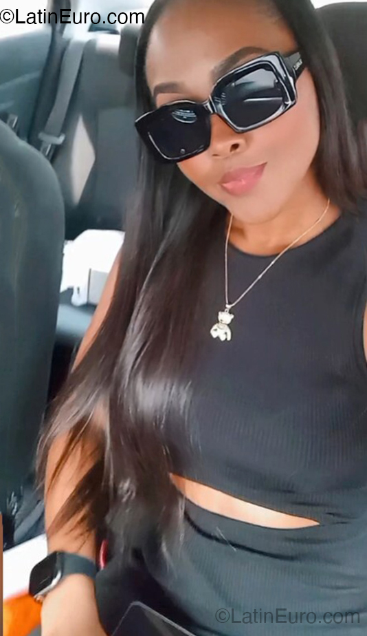 Date this happy Colombia girl Clarisa from Bogota CO32982