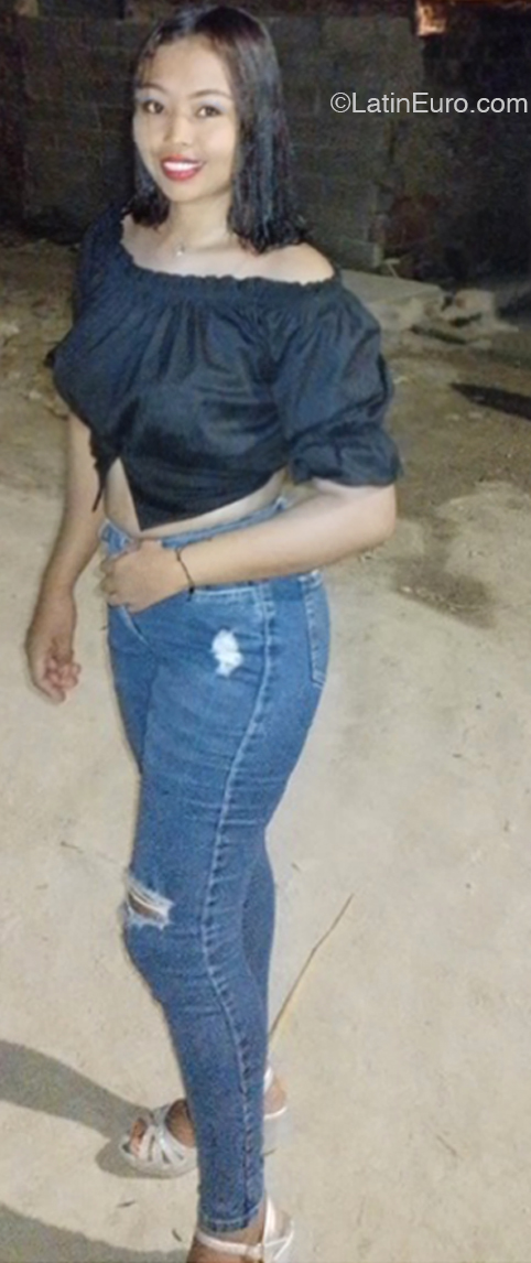 Date this pretty Colombia girl Grey from Barranquilla CO33029
