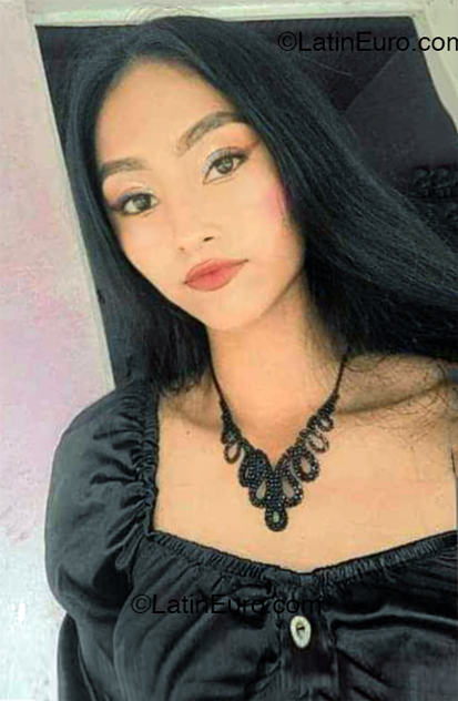 Date this happy Mexico girl Elizabeth from Cancun MX2737