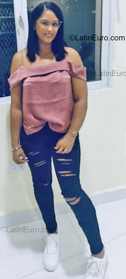 Date this delightful Dominican Republic girl Yomaris from Santo Domingo DO53615