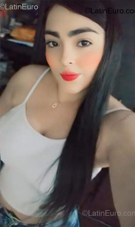 Date this cute Colombia girl Aleja from Colombia CO33208