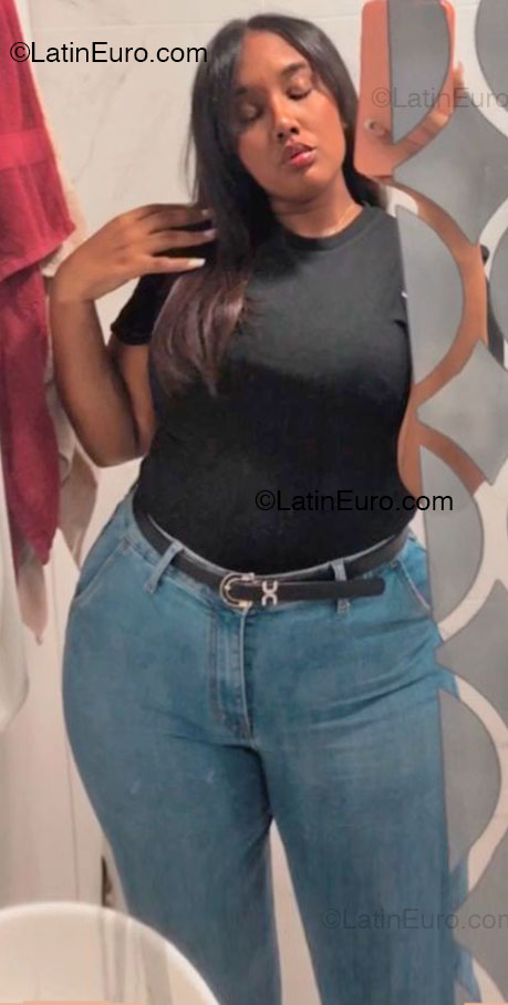 Date this foxy Dominican Republic girl Coral from Santiago DO54465