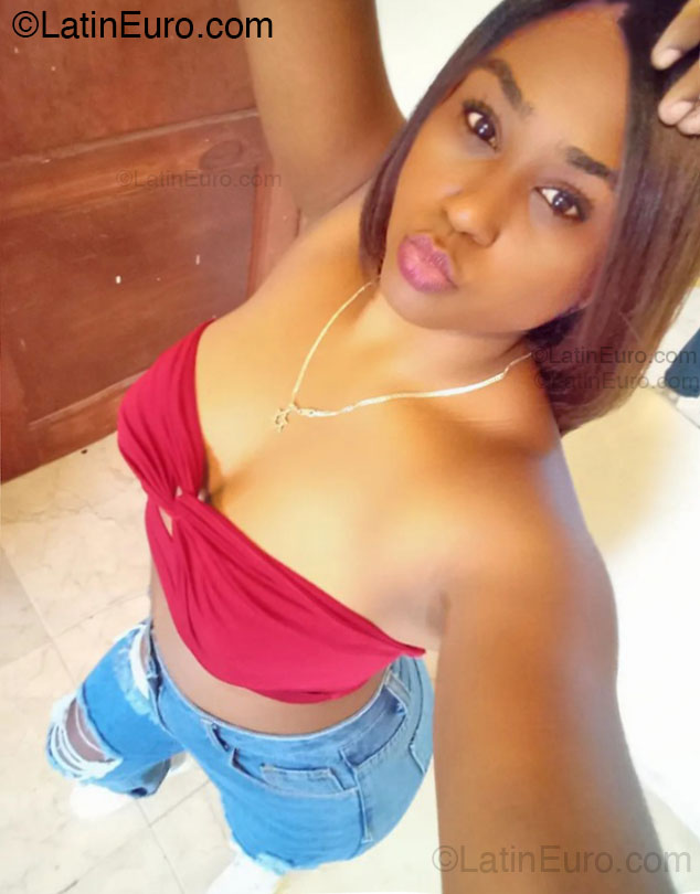 Date this lovely Dominican Republic girl Paola from Santo Domingo DO54482