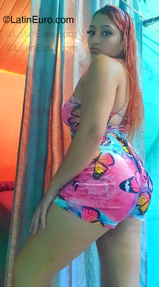 Date this nice looking Trinidad and Tobago girl Paola from Port Of Spain TT117